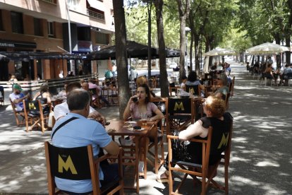 Varias personas en la terraza de un bar ayer en Doctora Castells.