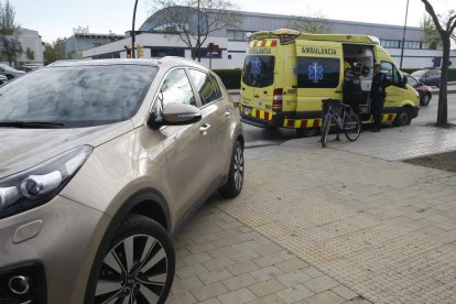 La ciclista va ser traslladada en ambulància a l’Arnau. 