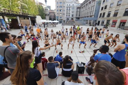 Universitaris en plenes novatades, en una imatge del mes de setembre passat.