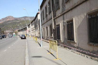 Les tanques que protegeixen les antigues cases dels ferroviaris.