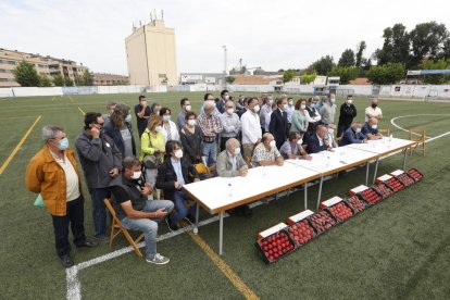 Uns 40 alcaldes, el subdelegat del Govern espanyol i representants del sector fructícola, durant la presentació del manifest.