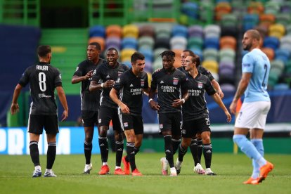 Els jugadors del Lió celebren el primer gol del partit, obra de Maxwel Cornet.