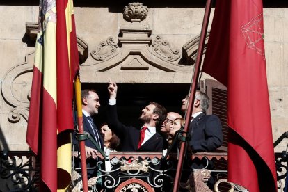 Pablo Casado en el balcón del ayuntamiento de Pamplona.