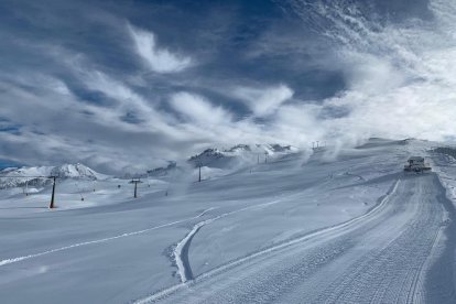 Cañones de nieve a pleno rendimiento en Baqueira Beret. 