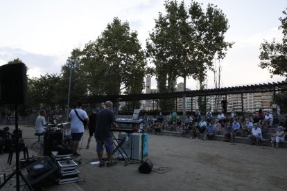 Desenes de persones van assistir al concert dels Camps Elisis del grup de versions lleidatà The Dust Queen.