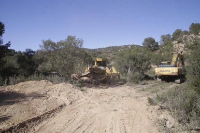 Les màquines que ja actuen per fer l’abocador de Riba-roja.