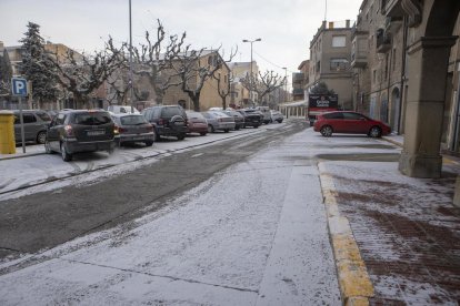 Aquest és l’aspecte que tenia ahir al matí un carrer de Guissona.