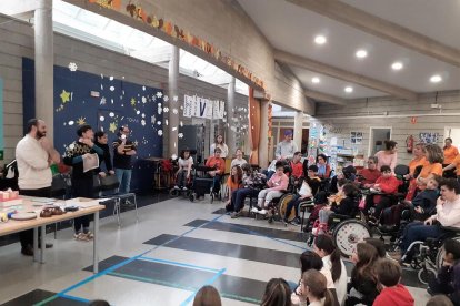 Usuarios de Aremi y alumnos de la Escola Ciutat Jardi, ayer durante el taller.