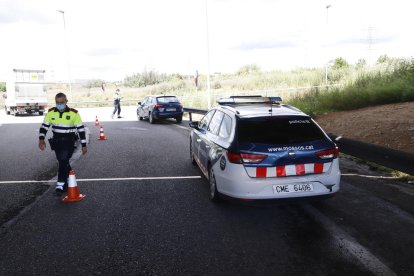 Així va quedar el cotxe patrulla després de ser envestit.