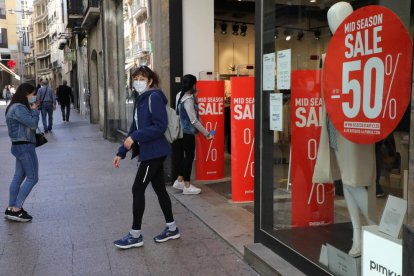 Algunos comercios ya publicitan rebajas.