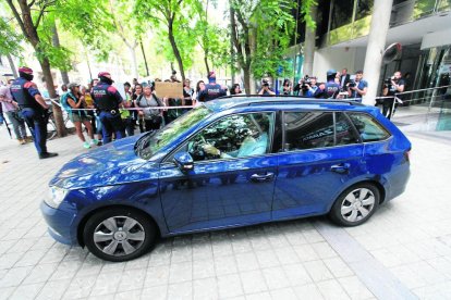 El vehículo en el que ayer salió la niña, junto a mossos y psicólogas, del consulado de Uruguay en Barcelona para trasladarla a Vielha. 