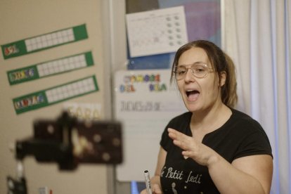 Teletrabajo de una maestra de educación infantil, que retransmite las clases a través de su móvil.