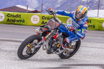 Àlex Rins, pilot del Mundial de MotoGP, durant el seu entrenament al circuit andorrà.