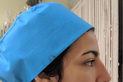 La red de costureros de Tàrrega confecciona gorras médicas después de hacer unas 5.000 mascarillas caseras