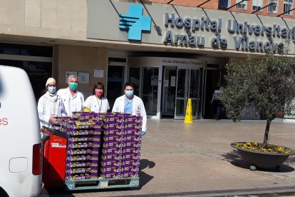 La DOP Pera de Lleida entrega unes peces de fruita per al personal sanitari lleidatà