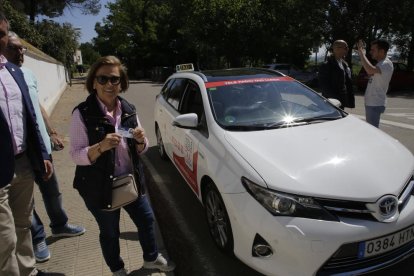 Marisa mostra la targeta T-Horta, que equival a la T-10, abans de pujar al taxi.