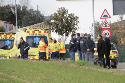 Los servicios de emergencia delante del domicilio donde han sido encontradas las menores.