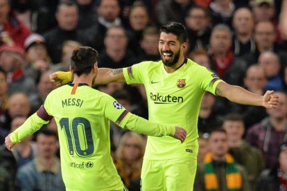 Leo Messi i Luis Suárez es feliciten després del gol anotat i que va haver de validar el VAR, després que l’àrbitre l’anul·lés inicialment per fora de joc.