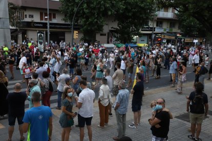 Unes 300 persones es concentren davant de la delegació de Salut amb crits contra Torra i Pueyo || La Cambra i la Federació d'Hostaleria censuren la falta d'ajuts