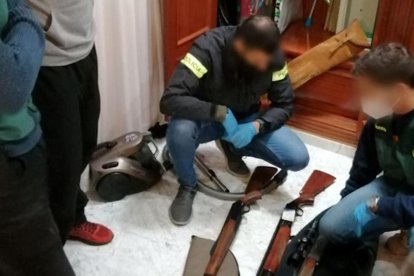 Vista del material incautado por los agentes a los detenidos en Pamplona y Ronda. 