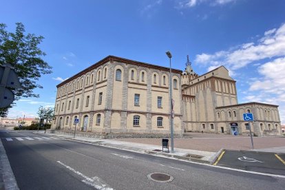 L’edifici del Sindicat, on es preveu traslladar la biblioteca, ara a la Universitat.