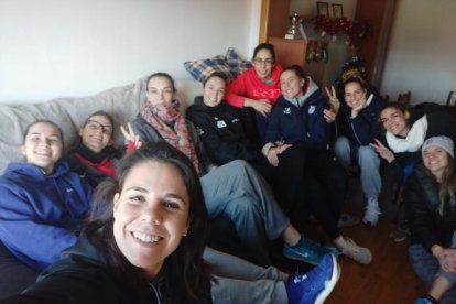 La plantilla se reunió ayer en el piso de una de las jugadoras para seguir el sorteo por televisión.