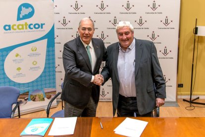 El rector de la UdL, Roberto Fernández, i el president d'ACATCOR, Amadeu Ros, han signat el conveni.