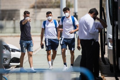 Jugadors del Fuenlabrada abans del viatge cap a la Corunya.