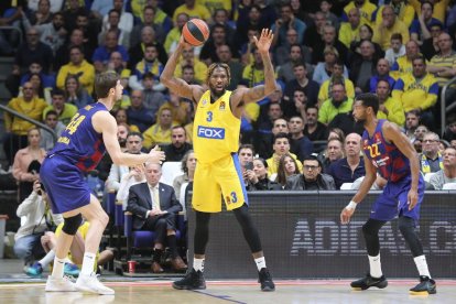 Una acción del partido de ayer entre el Maccabi y el Barcelona.