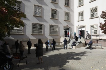 Varios ambulatorios, como el del Eixample, sufrieron ayer colas de pacientes por la huelga de médicos.