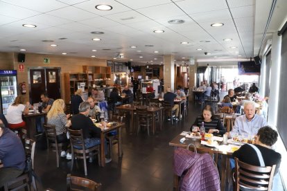 Imagen de un restaurante con el límite de 6 personas por mesa.