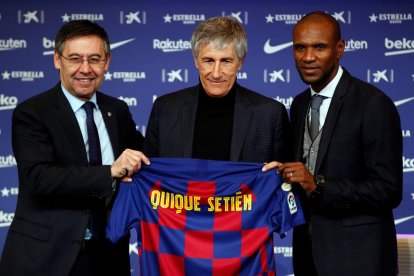 Quique Setién, ayer durante su presentación, junto a Bartomeu y Abidal.