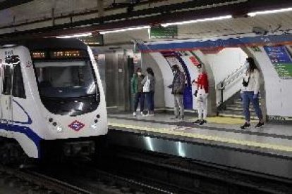 Prova de llençar a les vies un vigilant del Metro que li va exigir utilitzar màscara