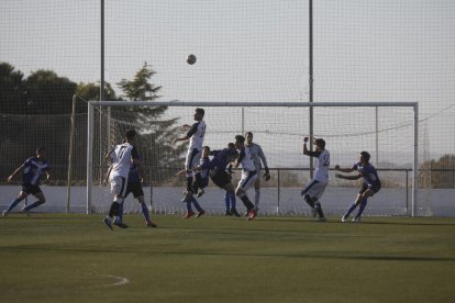 El Borges, en la foto ante el Solsona, tampoco podrá entrenar al cerrar el ayuntamiento el campo 15 días.