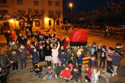 Els més petits van donar la benvinguda ahir a la Soca Fuliolera, de 10 metres de llarg, una de les més grans de Catalunya, que es va instal·lar a la plaça de l’Ajuntament.