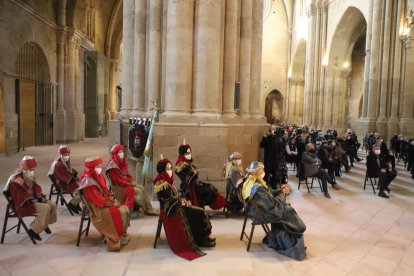 Unes 150 persones, un 30% de l’aforament establert, van omplir ahir la nau central de la Seu Vella.