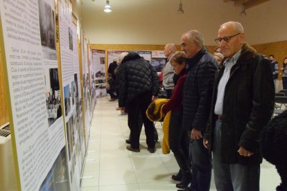 Algunos de los primeros visitantes de la exposición que recuerda la construcción del embalse de Rialb. 