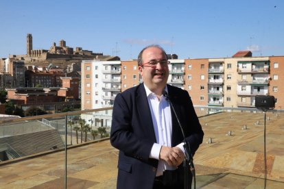 El primer secretario del PSC, Miquel Iceta, ayer durante su atención a la prensa en la terraza de la Llotja.