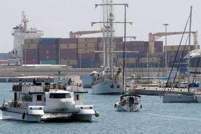 Vista al fons del vaixell de càrrega on van aparèixer els polissons.