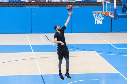 Nikola Mirotic, lanzando a canasta durante el entrenamiento.