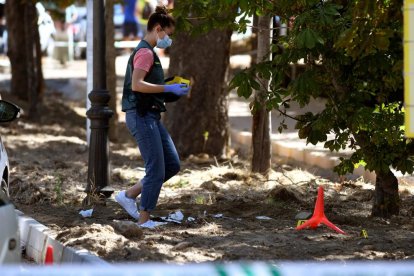 A la foto una agent de la Guàrdia Civil al lloc on va aparèixer el cadàver de la dona.