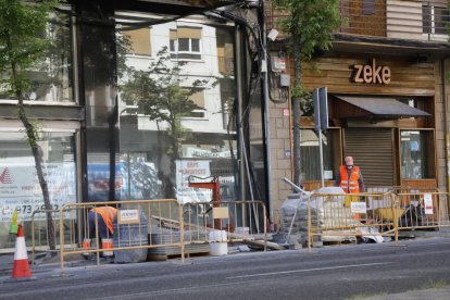 Las obras volvieron ayer a las calles de Lleida, como muestra esta imagen.