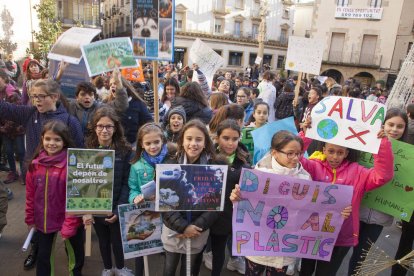 Lleida  -  Unos 250 alumnos de la escuela Sant Jordi de Lleida se manifestaron en el patio con pancartas con lemas como “para un mundo mejor” y “queremos un planeta limpio”. 