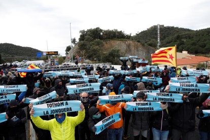 Participants en el tall de Tsunami Democràtic al Pertús, que va bloquejar cotxes i camions i es va mantenir durant tota la jornada.