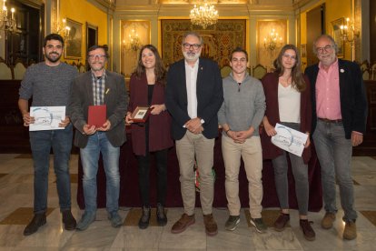 L’alcalde de Lleida Fèlix Larrosa, al centre, amb els guardonats, ahir.