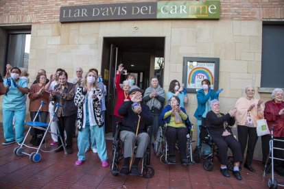 Aplaudiments a la residència del Carme de Tàrrega - Bombers, Mossos d’Esquadra i Policia Local de Tàrrega van dedicar ahir aplaudiments al personal sanitari i als ancians de la residència Llar d’Avis del Carme de la capital de l’Urgell, q ...