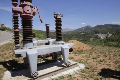 Els disjuntors procedents d’una central hidroelèctrica, amb la presa de Sant Antoni de fons.