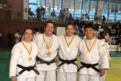 Los cuatro competidores del Dojo, con sus medallas.