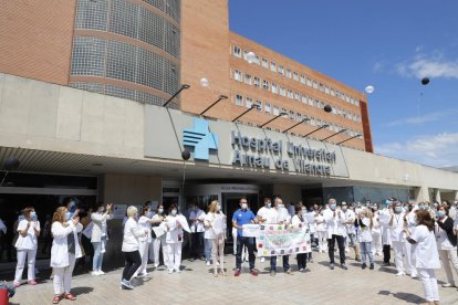 Los trabajadores del hospital Arnau de Vilanova de Lleida, protestando el pasado martes. 