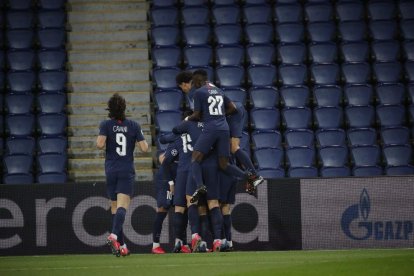 Los jugadores del PSG celebran un gol en un estadio Parque de los Príncipes sin público.